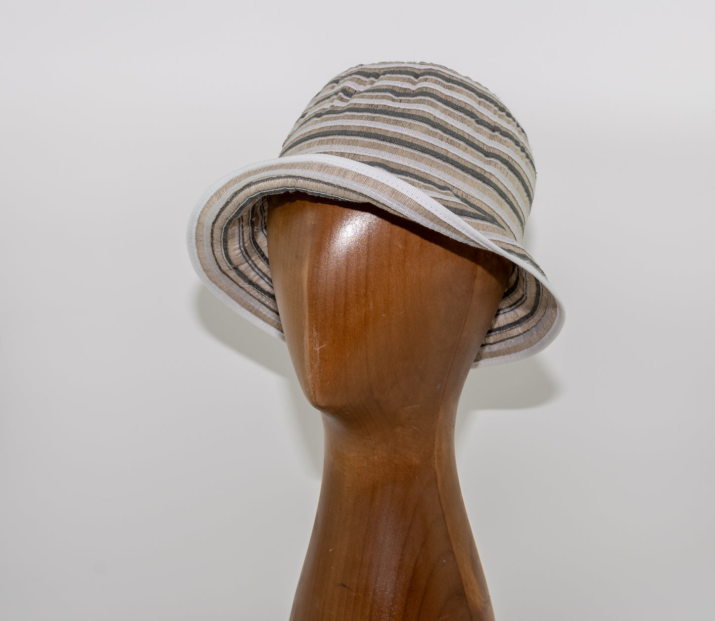 Cloche asimmetrica a righe