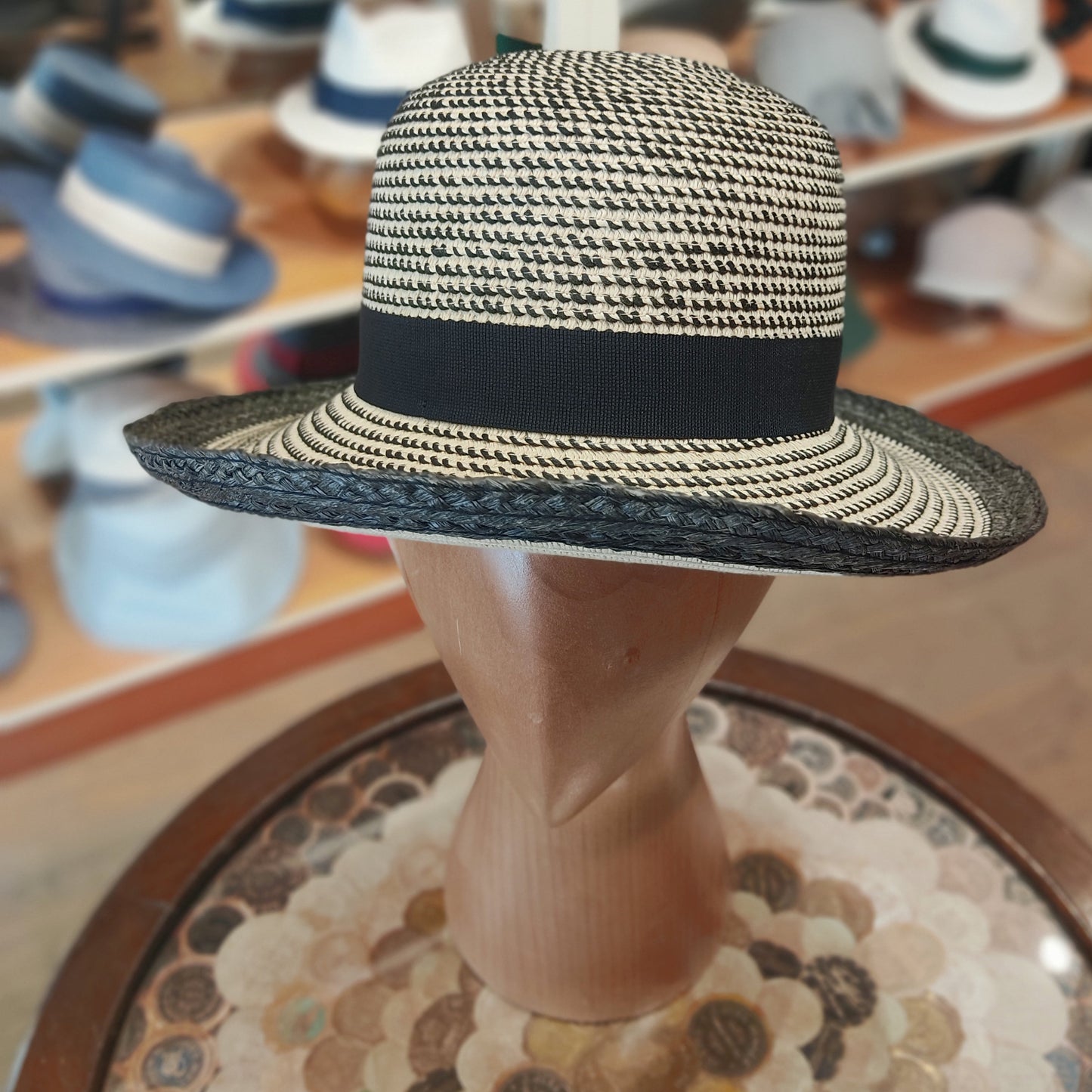 Bi-color raffia hat