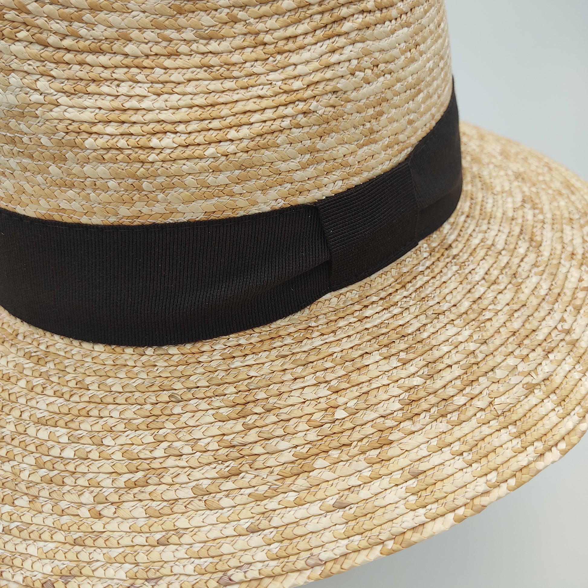 Cappello di paglia uomo modello Buttero con tesa larga e nastro marrone gros-grain.