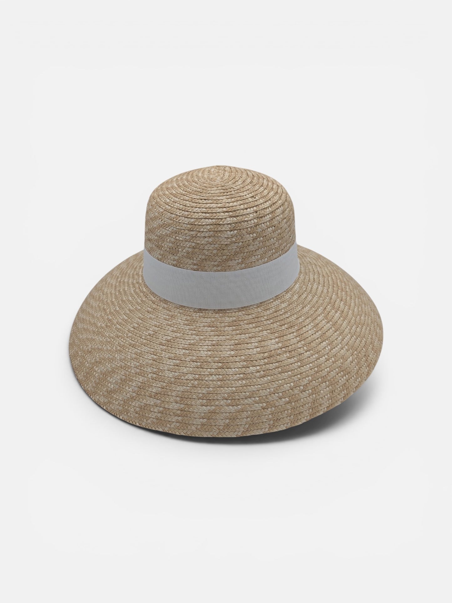 Cappello da donna Amione in treccia di paglia naturale con tesa spiovente da 13 cm e nastro gros-grain bianco.