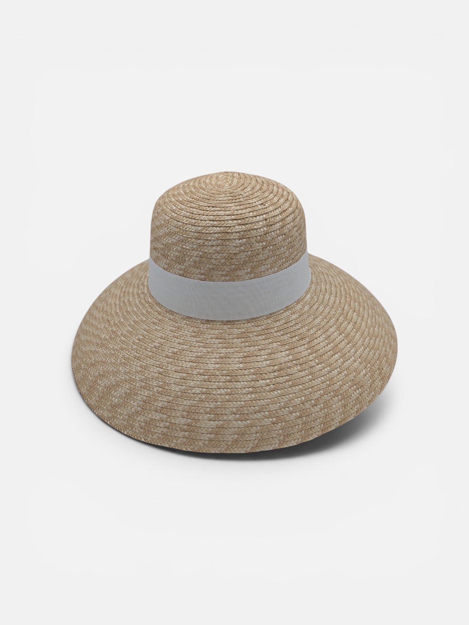 Cappello da donna Amione in treccia di paglia naturale con tesa spiovente da 13 cm e nastro gros-grain bianco.