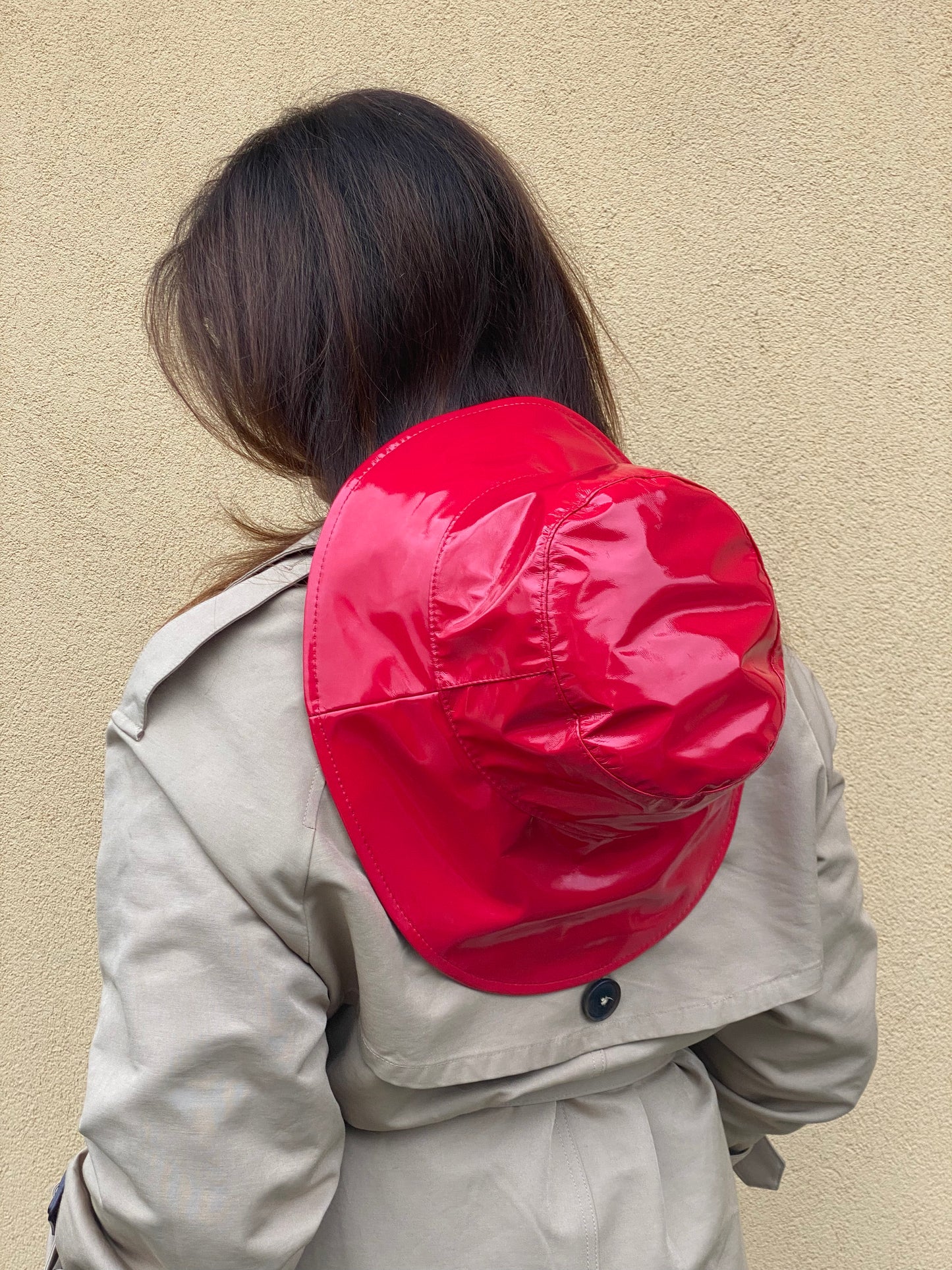 cappello-pioggia-donna-asimmetrico-nord-west-rosso-indossato-cappelleria-bertacchi