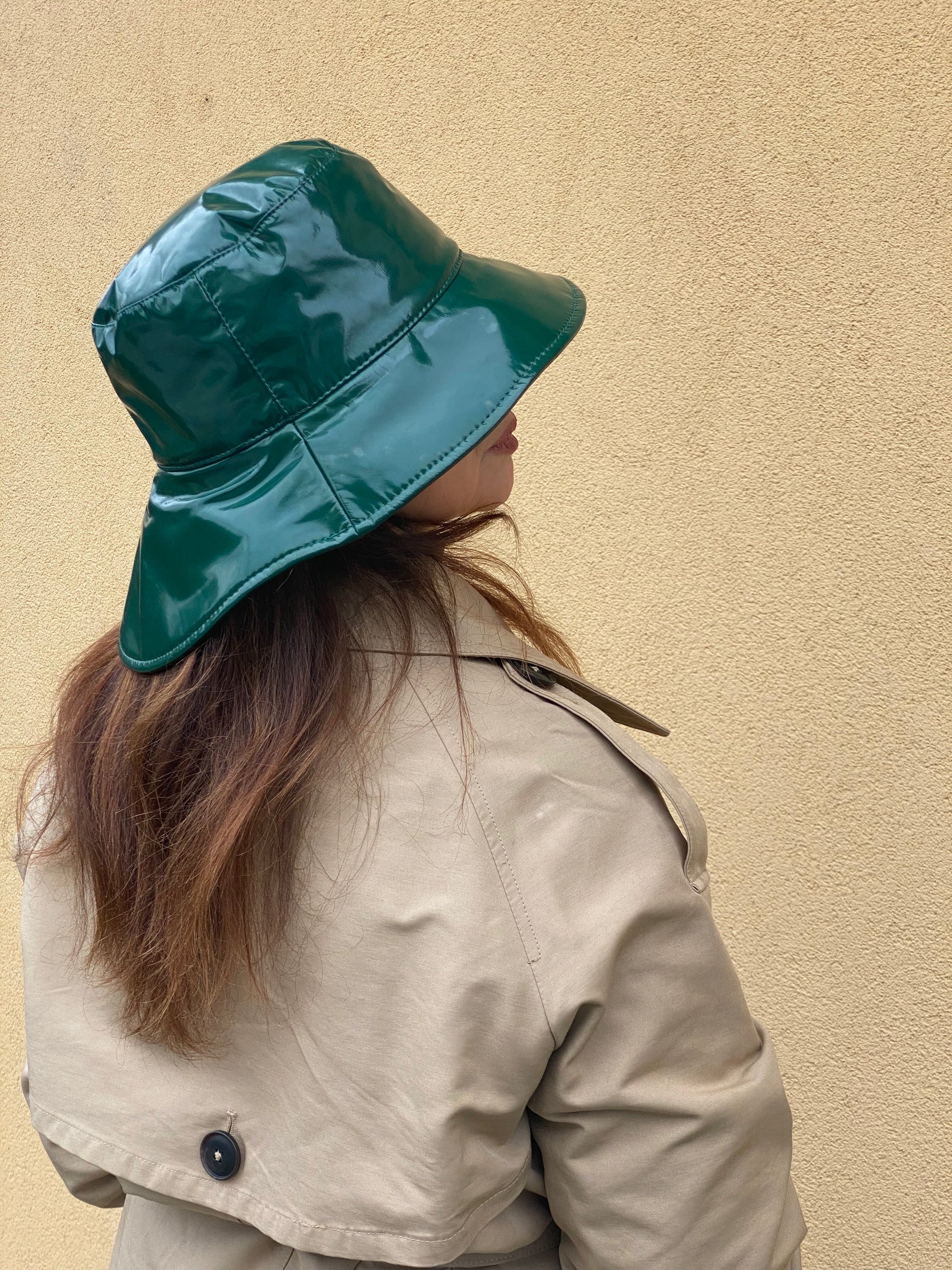 cappello-pioggia-donna-asimmetrico-nord-west-verde-indossato-cappelleria-bertacchi