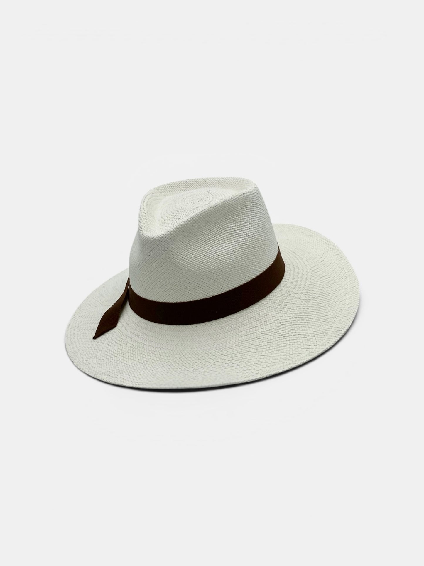ettaglio della testa a goccia e del nastro caramel da 2,5 cm del cappello Panama da donna Rama.