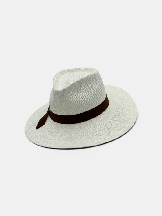 ettaglio della testa a goccia e del nastro caramel da 2,5 cm del cappello Panama da donna Rama.