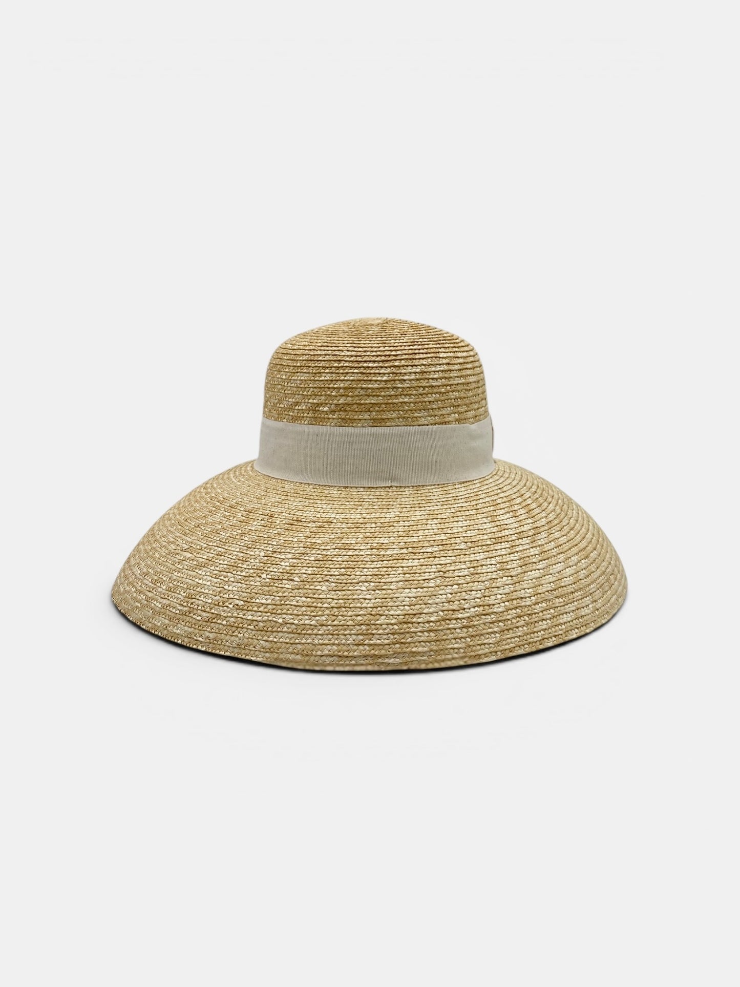 Cappello da donna Amione in treccia di paglia naturale con tesa spiovente da 13 cm e nastro gros-grain panna.