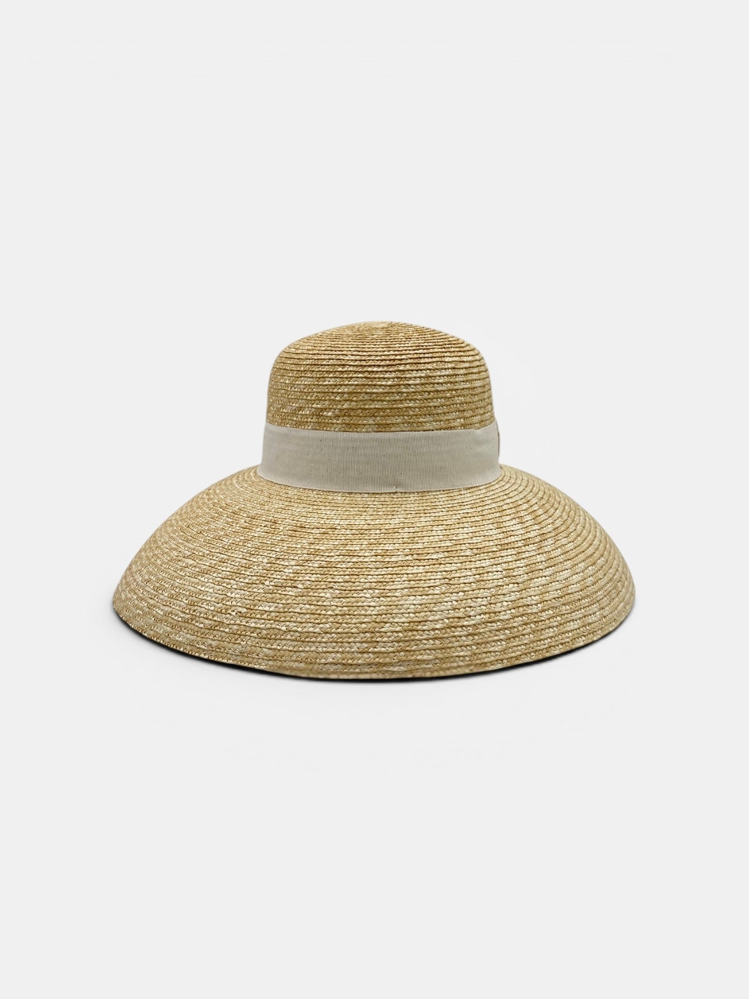 Cappello da donna Amione in treccia di paglia naturale con tesa spiovente da 13 cm e nastro gros-grain panna.